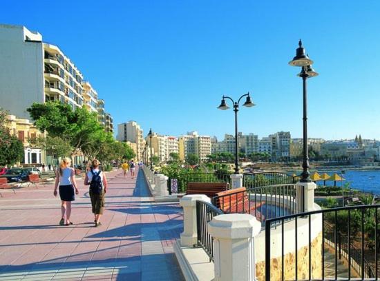 Deluxe Apartment Steps To St George'S Bay St. Julian's Exterior foto
